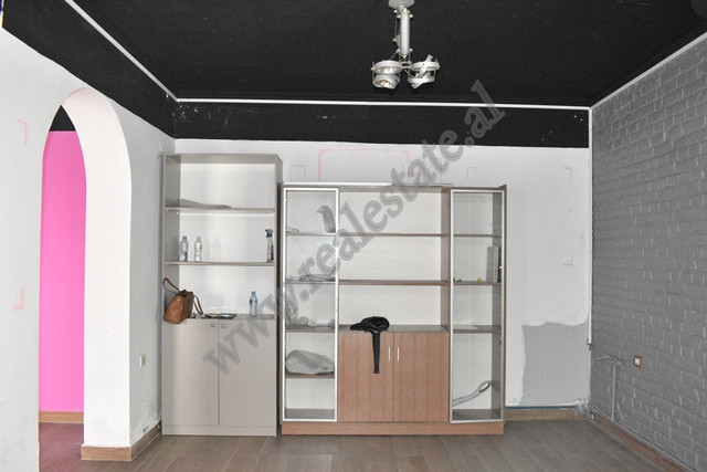 Ambienti tregtar per qira ne rrugen Pandi Dardha ne Tirane.&nbsp;
Ambienti pozicionohet ne katin pe